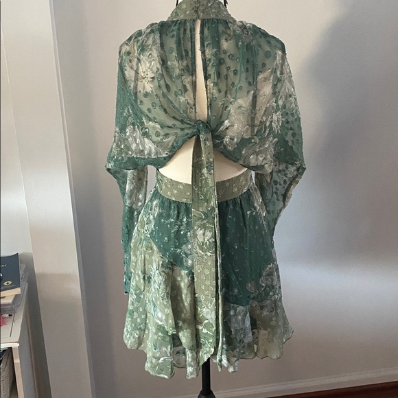 ASOS  design size 6 cut out dress ties and zips in back - Picture 7 of 11